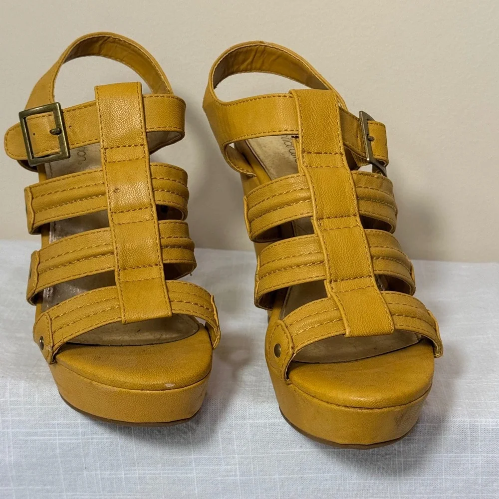 Xhilaration Yellow‎ Mustard Strappy Wedge Sandals Women's Size 5.5 Buckle
